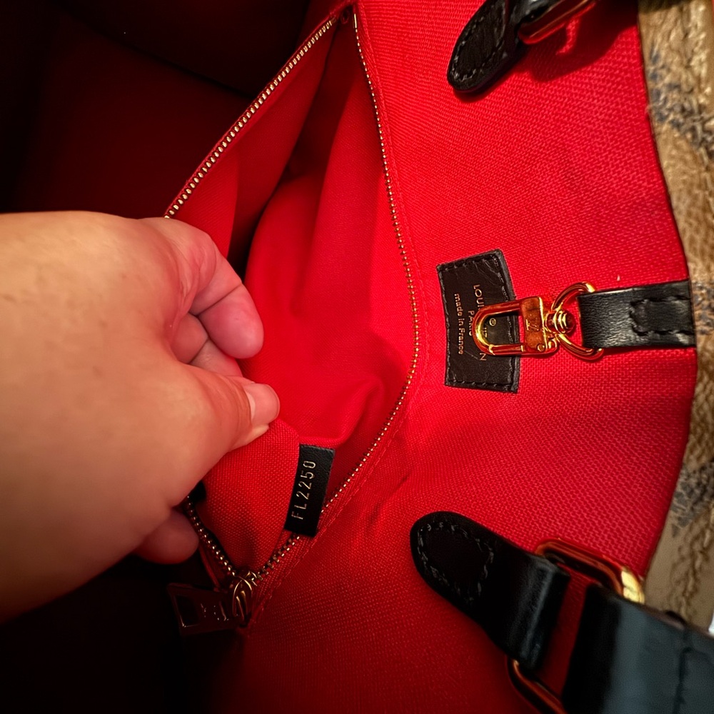 Louis Vuitton OnTheGo - Picture 7 of 16